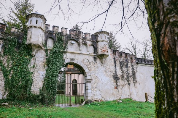 Glavni ulaz u dvorac Bosiljevo