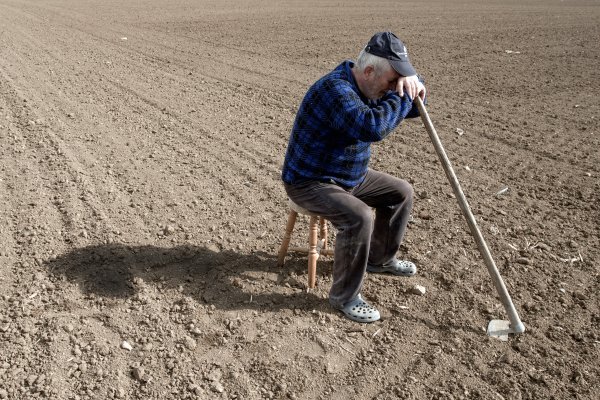 Poljoprivrednik i suša kao posljedica klimatskih promjena