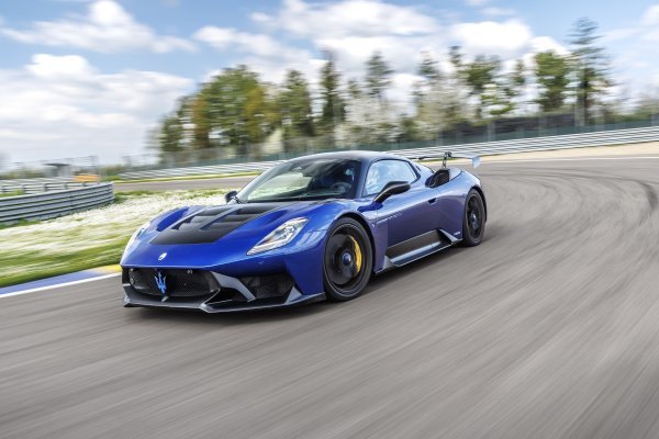 Legendarna marka ponovno pokreće program za ljubitelje vožnje: Superautomobili na stazi