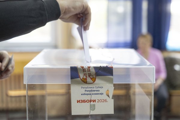 Prekinuti izbori na biračkom mjestu u Leskovcu: Član odbora razbio glasačku kuti