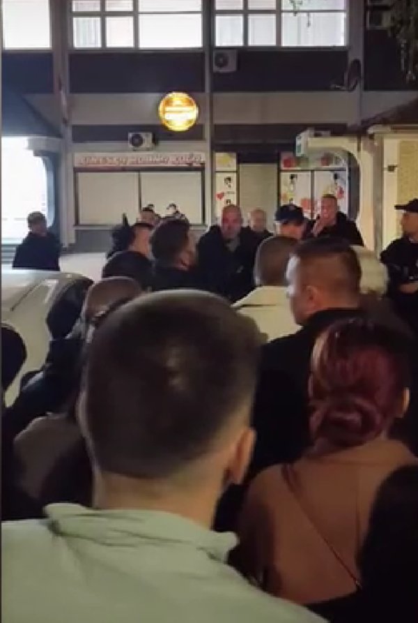 Neviđene scene na izborima u Srbiji: Stotine građana opkolile dvoranu i ne daju 