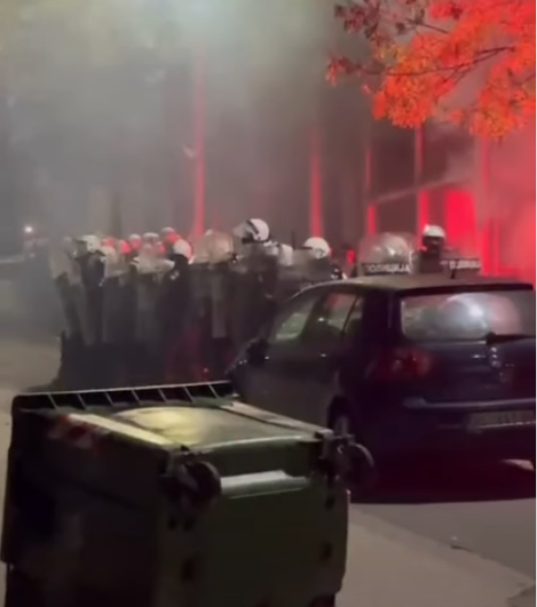 VIDEO Napeto u Lazarevcu: Policija osigurava SNS nakon poveće tučnjave