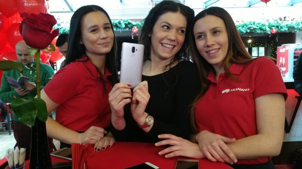 Tamara Jambrović (u sredini) i hostese predstavile su Huawei Mate 9