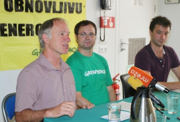 Greenpeaceov 60- metarski jedrenjak Rainbow Warrior započeo posjet hrvatskoj obali u sklopu europske turneje za promociju obnovljivih izvora energije. Kapetan Joel Stewart i Zoran Tomić (Greenpeace Hrvatska) 