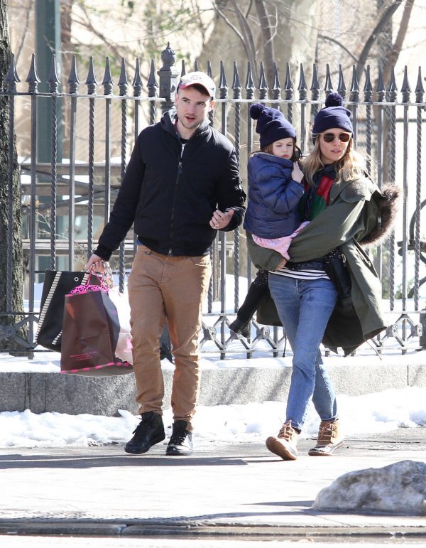 Tom Sturridge i Sienna Miller s kćerkicom