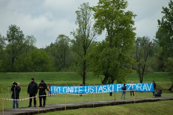 Antifašisti razvukli transparent 'Uklonite ustaški pozdrav'