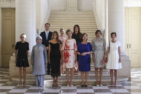 Prvi red: prva dama Francuske Brigitte Macron, prva dama Turske Emine Gulbaran Erdogan, prva dama SAD-a Melania Trump, kraljica Belgije Mathilde, partnerica Generalnog sekretara NATO-a Ingrid Schulerud, partnerica predsjednika Bugarske Desislava Radeva, partnerica premijera Belgije Amelie Derbaudrenghien 

Drugi red: prvi gospodin Luxembourga Gauthier Destenay, partnerica premijera Slovenije Mojca Stropnik i prva dama Islanda Thora Margret Baldvinsdottir Desislava Radeva, partnerica premijera Belgije Amelie Derbaudrenghien