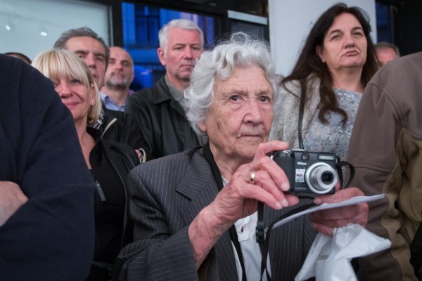 Slavka Pavić u Galeriji Greta na otvaranju izložbe fotografija 'Boje i lakovi' Jovice Drobnjaka u svibnju 2017.