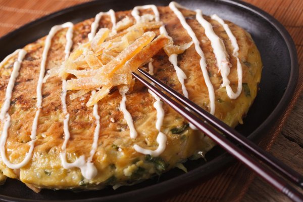 Japanska okonomiyaki pizza