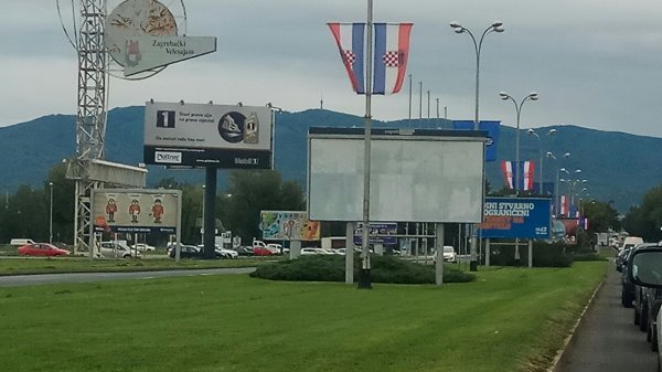 Prazno mjesto na kojem je stajao plakat Američkog instituta prije nego što je postavljen novi