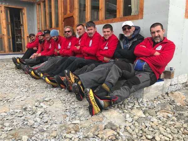 U svom dnevniku glazbenik je napisao kako ih najviše muče noge, a patili su i od visinske bolesti