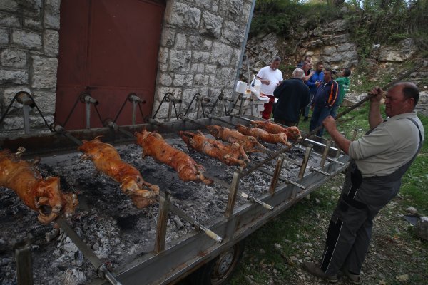 U njihovu čast ispečeno je desetak odojaka