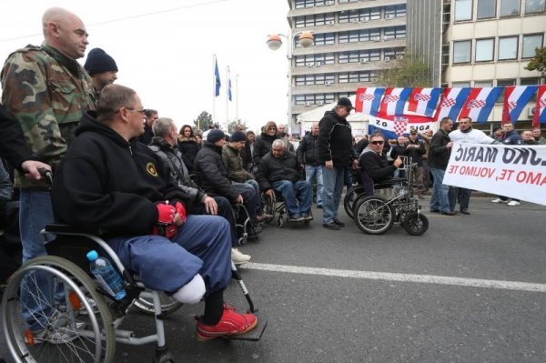 Branitelji invalidi na putu iz Savske prema Saboru  (1)