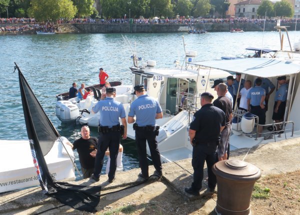 Policija na Maratonu lađa zbog zastave HOS-a