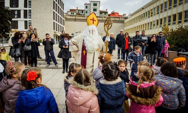 Sveti Nikola s djecom u Šibeniku