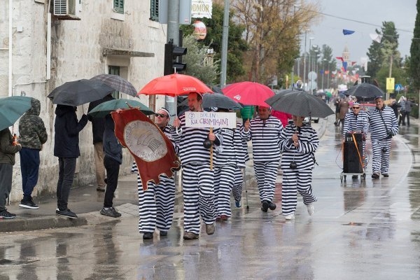 Karneval u Kaštelima u prisutnosti više od 400 maškara iz cijele županije