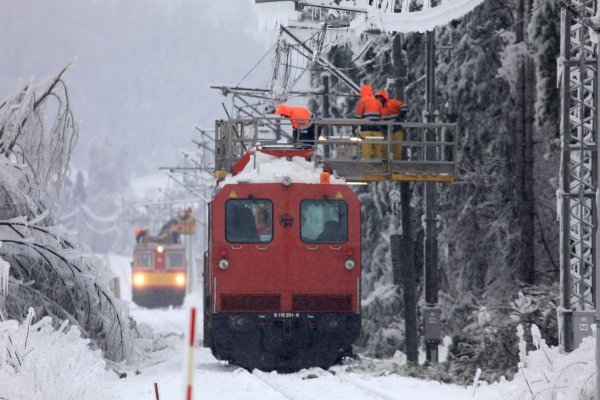 Na čišćenju i održavanju pruga te uklanjanju kvarova na mreži stalno su angažirane sve dežurne i dodatne ekipe HŽ Infrastrukture