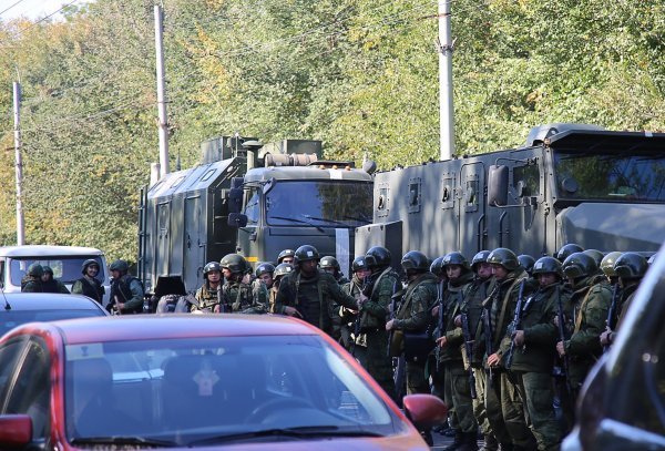 Vojska se ubrzo stvorila pred školom u Kerču