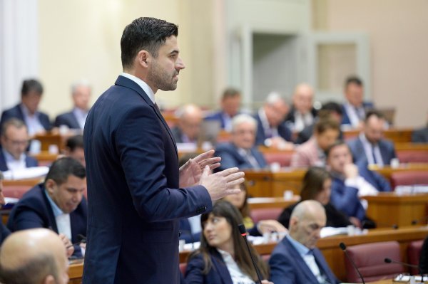 Šef SDP-a Davor Bernardić premijera je pitao radi li njegov državni odvjetnik svoj posao