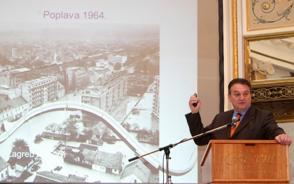 Radimir Čačić 2012. predstavio projekt Zagreb na Savi u hotelu Esplanade. Šest godina kasnije Štromar čini isto, i to u istom hotelu