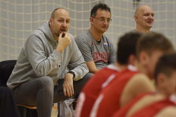 Dino Rađa, Darko Kunce i Mladen Erjavec na kontrolnom treningu hrvatske kadetske košarkaške reprezentacije