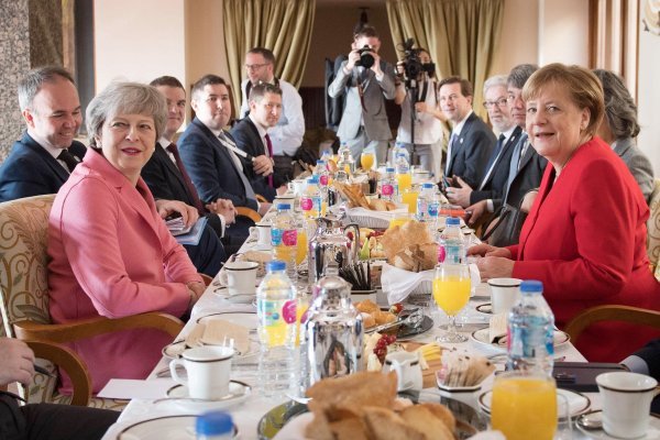 Theresa May i Angela Merkel na radnom doručku u Sharm el-Sheikhu