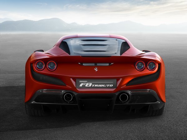 Ferrari F8 Tributo - pogled straga