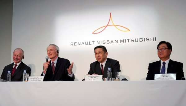 CEO Renaulta Thierry Bollore, predsjednik Renaulta Jean-Dominique Senard, CEO Nissana Hiroto Saikawa te CEO i predsjednik Mitsubishi Motorsa Chairman Osamu Masuko (slijeva nadesno) na press konferenciji u sjedištu Nissana u Yokohami 12. ožujka 2019.