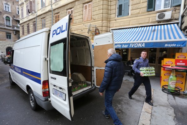 Policajci Policijske uprave Primorsko-goranske darivali su lani Socijalnu samoposlugu, no takve trgovine u Hrvatskoj su još rijetkost